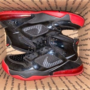 Size 5.5 Y Jordan mars 270